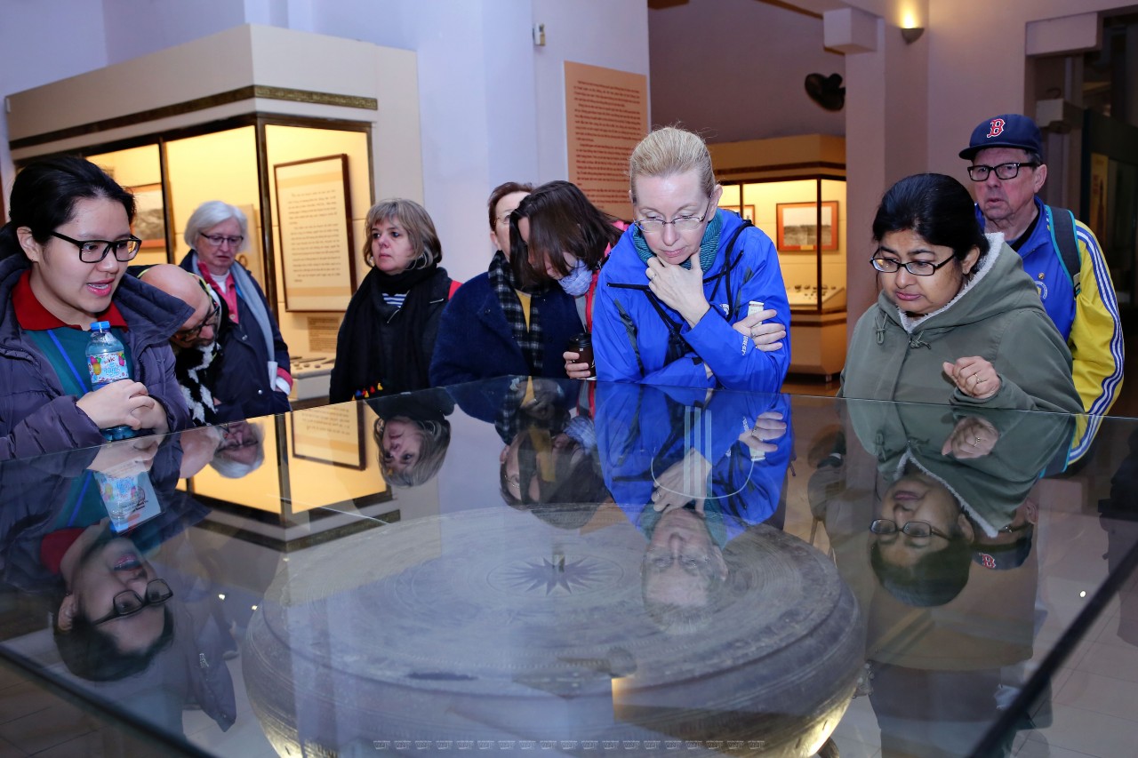Nhóm FVH say mê trải nghiệm di sản văn hóa Việt tại Bảo tàng lịch sử Việt Nam. Ảnh: Công Đạt  