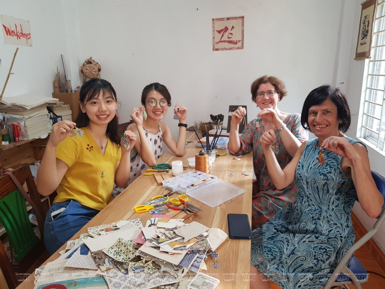 Stella cùng các bạn trẻ Việt Nam với các sản phẩm tranh giấy làm thủ công. Ảnh: Tư liệu