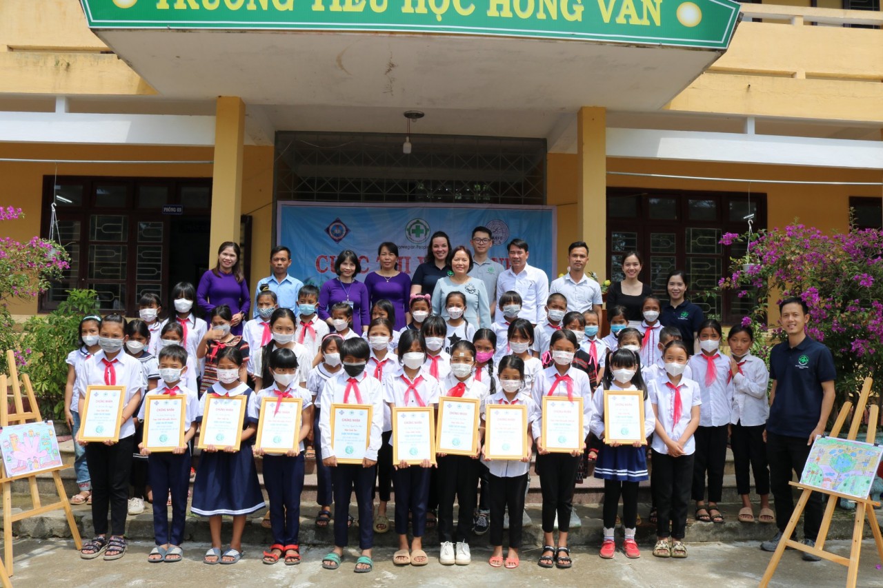 Đại diện NPA Việt Nam chụp ảnh lưu niệm cùng HueFO, các thầy cô giáo và các em học sinh trường tiểu học Hồng Vân tham gia cuộc thi vẽ tranh. Ảnh: NPA Việt Nam