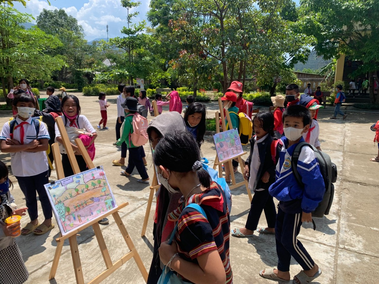 Học sinh trường tiểu học Hồng Vân thích thú tham quan các bức tranh trong cuộc thi. Ảnh: NPA Việt Nam