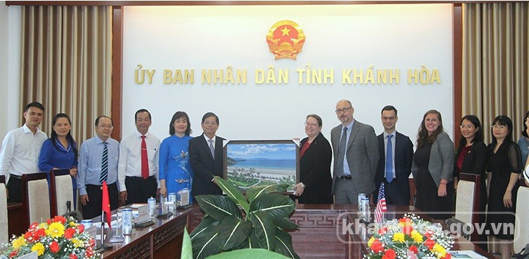 Ông Nguyễn Tấn Tuân - Phó Bí thư Tỉnh ủy, Chủ tịch UBND tỉnh Khánh Hòa (thứ 6 từ trái sang) tại buổi tiếp bà Marie C. Damour.