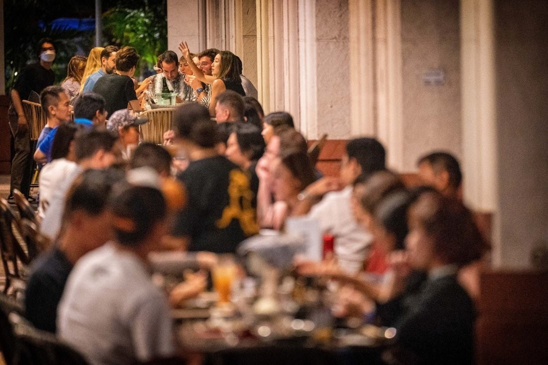 Khách hàng ăn tối tại nhà hàng Robertson Quay ở Singapore. Ảnh: Bloomberg