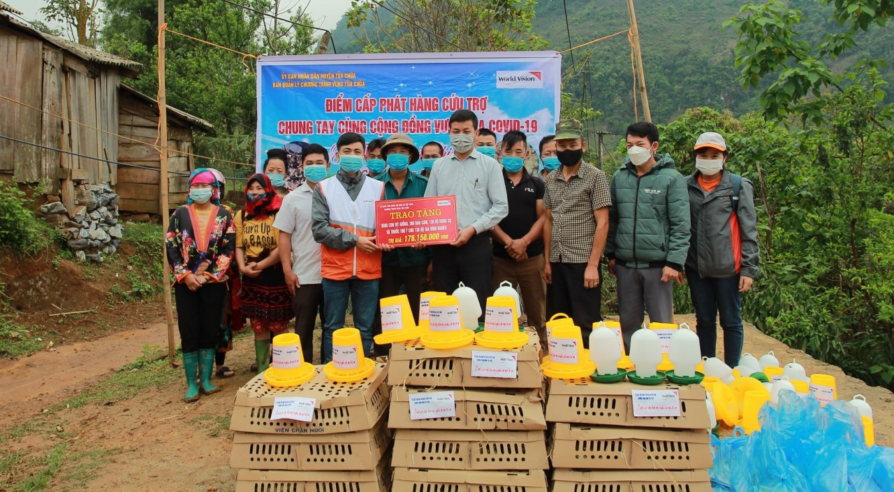World Vision Việt Nam vừa phối hợp với Trung tâm Dịch vụ Nông nghiệp huyện Tủa Chùa trao gói hỗ trợ sinh kế cho các hộ gia đình 