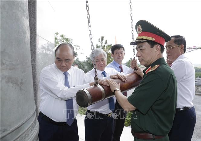Chủ tịch nước Nguyễn Xuân Phúc viếng các Anh hùng Liệt sĩ tại Nghĩa trang Liệt sĩ quốc gia Đường 9. 