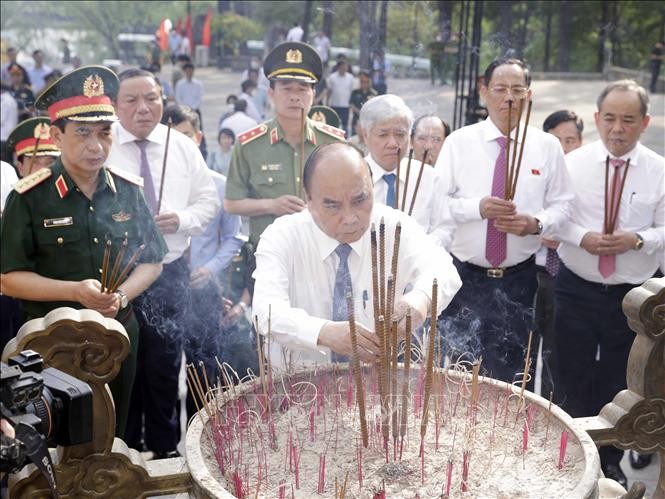 Chủ tịch nước Nguyễn Xuân Phúc dâng hương viếng các Anh hùng Liệt sĩ tại Nghĩa trang Liệt sĩ quốc gia Trường Sơn. 