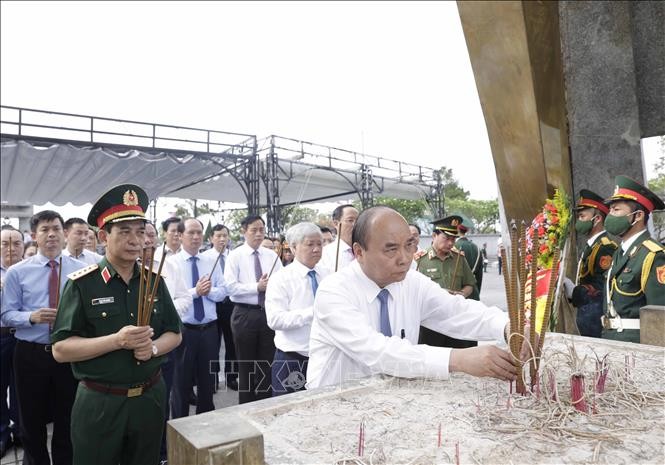 Chủ tịch nước Nguyễn Xuân Phúc dâng hương, hoa viếng các anh hùng liệt sĩ tại Nghĩa trang Liệt sĩ quốc gia Đường 9. 
