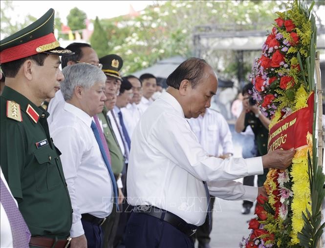 Chủ tịch nước Nguyễn Xuân Phúc dâng hương, hoa viếng các Anh hùng Liệt sĩ tại Nghĩa trang Liệt sĩ quốc gia Đường 9. 
