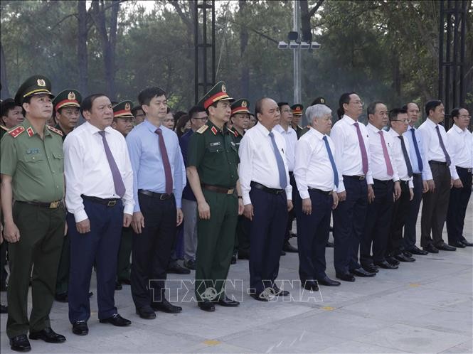 Chủ tịch nước Nguyễn Xuân Phúc dâng hương, hoa viếng các Anh hùng Liệt sĩ tại Nghĩa trang Liệt sĩ quốc gia Trường Sơn.