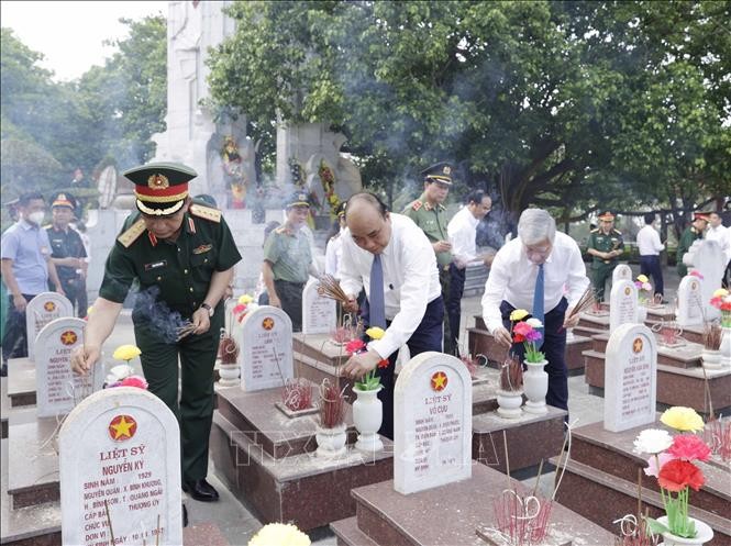 Chủ tịch nước Nguyễn Xuân Phúc thắp hương viếng mộ các liệt sĩ tại Nghĩa trang Liệt sĩ quốc gia Trường Sơn. 