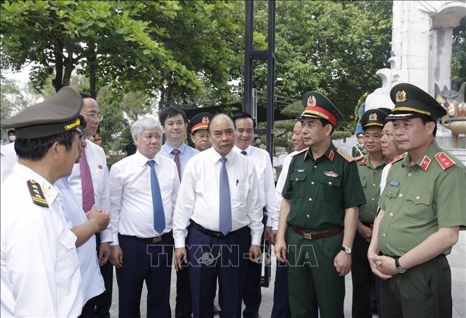Chủ tịch nước Nguyễn Xuân Phúc và các đại biểu tại Nghĩa trang Liệt sĩ quốc gia Trường Sơn. 