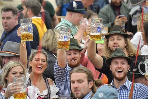 Người dân tham gia lễ hội bia Oktoberfest tại Munich, Đức, ngày 22/9/2019. Ảnh: AFP