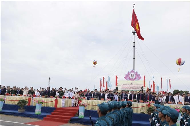 Chủ tịch nước Nguyễn Xuân Phúc dự Lễ thượng cờ Thống nhất non sông tại Di tích Đôi bờ Hiền Lương-Bến Hải