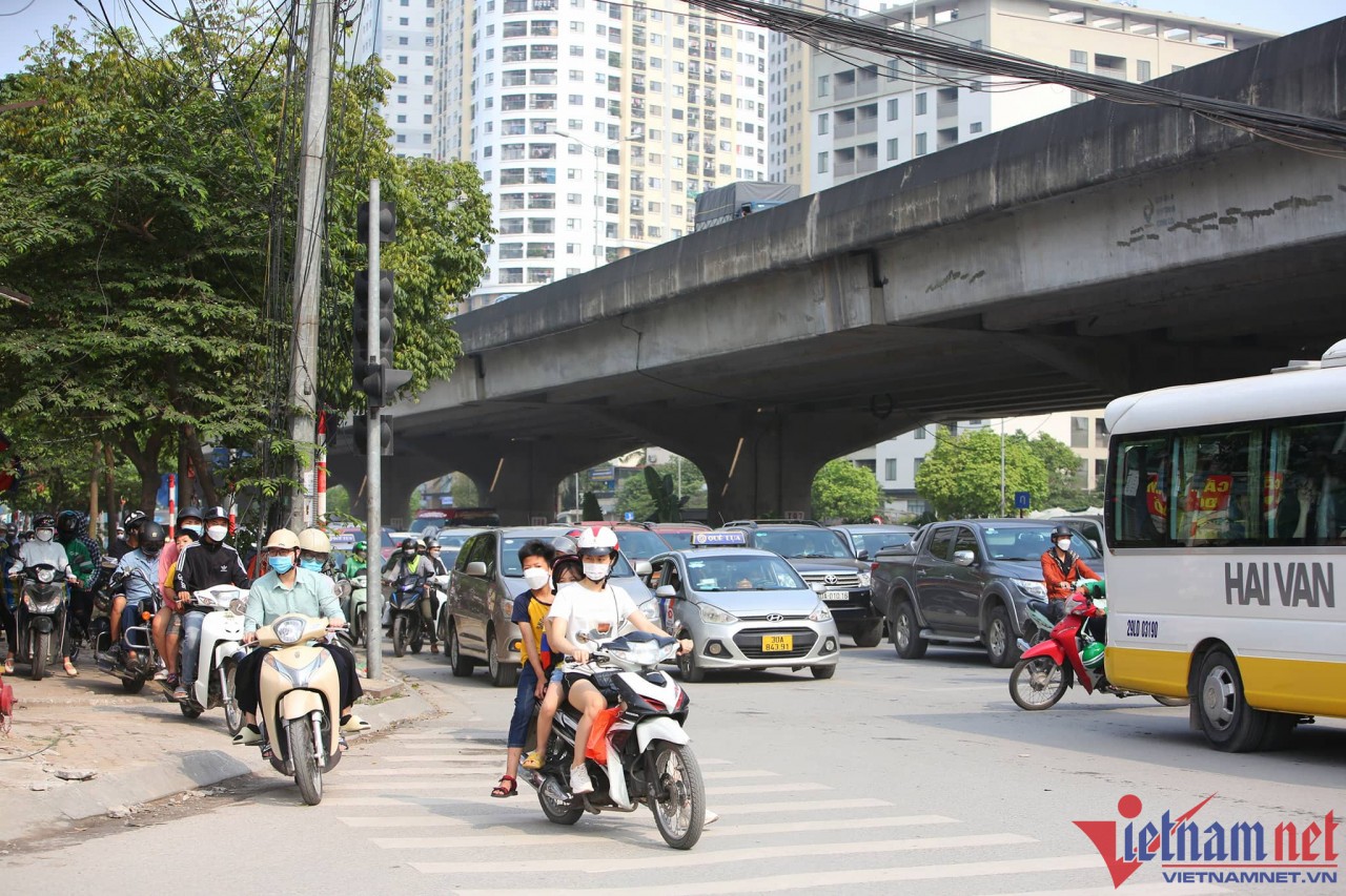 Tuyến đường Nghiêm Xuân Yêm, xe máy, ô tô nhích từng cen-ti-mét để di chuyển. Ảnh: VietNamNet