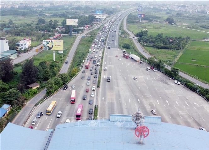 Lượng phương tiện tăng cao dẫn đến cảnh ùn tắc kéo dài hướng về Trạm thu phí Pháp Vân - Cầu Giẽ.