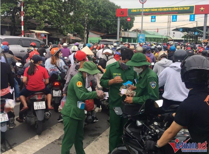 Ngày đầu kỳ nghỉ lễ: cửa ngõ Hà Nội, TP.HCM ùn tắc kéo dài