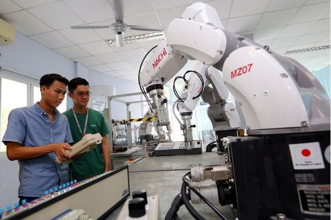 khu công nghệ cao TP.HCM thu hút nhiều tri thức, kiều bào đến làm việc. Trong ảnh: Một tổ hợp phòng thí nghiệm robot tại Trung tâm đào tạo và chuyển giao công nghệ Việt Nhật. Ảnh: TTXVN