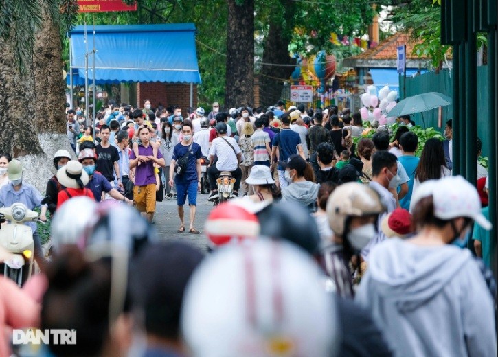 Ngày 30/4, các điểm tham quan tại Hà Nội như: Lăng Chủ tịch Hồ Chí Minh, Hoàng thành Thăng Long, Văn Miếu - Quốc Tử Giám hay những điểm vui chơi giải trí như: Không gian đi bộ khu vực hồ Hoàn Kiếm, Công viên Thủ Lệ, Công viên Thiên đường Bảo Sơn... đón lượng khách tăng đột biến. Trong ảnh, ngay từ sáng sớm hàng nghìn người đã đổ lên Công viên Thủ Lệ. Ảnh: Dân trí