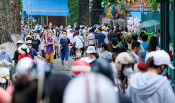 Ngày đầu nghỉ lễ: các điểm vui chơi tại Hà Nội quá tải