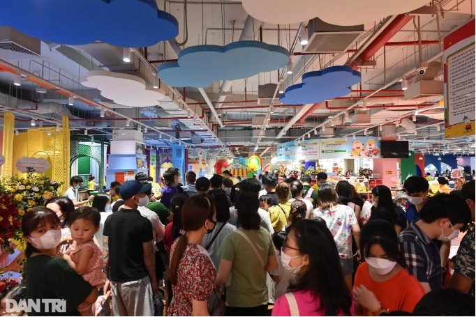 Các trung tâm thương mại luôn là địa điểm thu hút đông đảo người dân tìm tới mỗi dịp nghỉ lễ để vui chơi, mua sắm. Ghi nhận tại một trung tâm thương mại lớn tại Hà Nội, ngay từ 9h sáng lượng khách đổ về khu vực này đã rất đông.