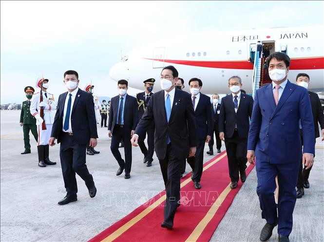 Thủ tướng Nhật Bản Kishida Fumio đến sân bay Quốc tế Nội Bài (Hà Nội). Ảnh: Phạm Kiên/ TTXVN