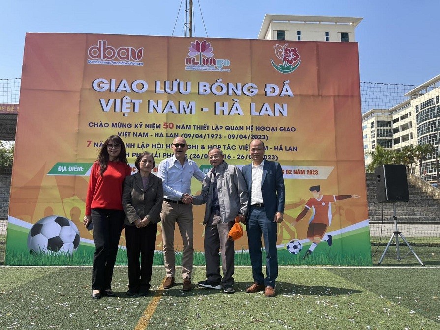 Đại sứ Hà Huy Thông cùng Đại sứ Hà Lan tham dự Giao lưu bóng đá Việt Nam-Hà Lan. (Ảnh: NVCC)