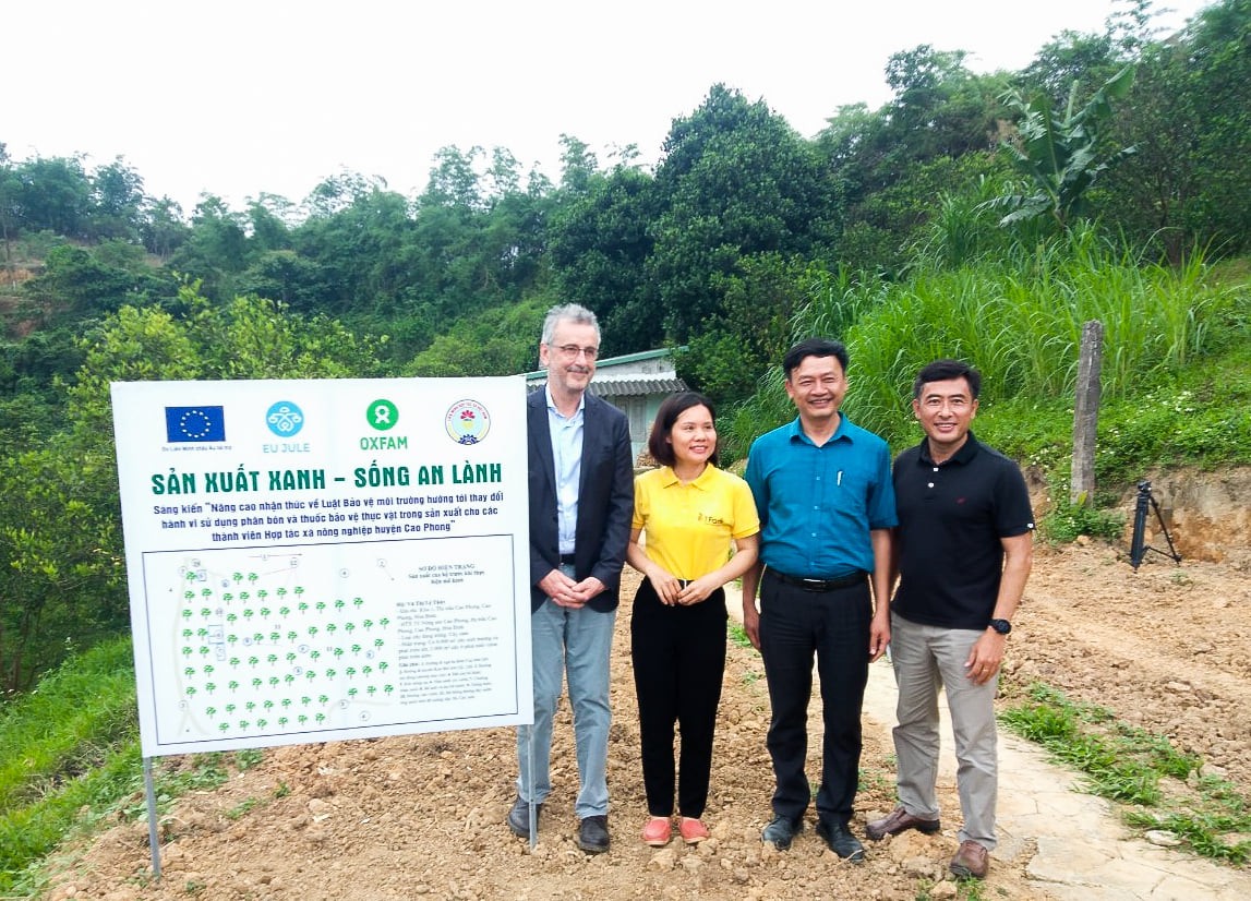Phái đoàn tham quan Dự án “Xúc tiến cung và cầu cho các sản phẩm chế biến nông sản sinh thái - công bằng tại Việt Nam” do “Hợp tác xã 3T nông sản Cao Phong” thực hiện tại Huyện Cao Phong, quản lý bởi Viện Nghiên cứu và Phát triển Ngành nghề nông thôn Việt Nam (VIRI) và sự hỗ trợ của Liên minh HTX tỉnh Hòa Bình. Ảnh: Oxfam Việt Nam Phái đoàn tham quan Dự án “Xúc tiến cung và cầu cho các sản phẩm chế biến nông sản sinh thái - công bằng tại Việt Nam” do “Hợp tác xã 3T nông sản Cao Phong” thực hiện tại Huyện Cao Phong, quản lý bởi Viện Nghiên cứu và Phát triển Ngành nghề nông thôn Việt Nam (VIRI) và sự hỗ trợ của Liên minh HTX tỉnh Hòa Bình. Ảnh: Oxfam Việt Nam