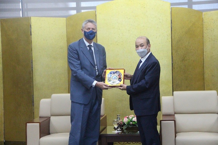 Phó Chủ tịch UBND thành phố Lê Quang Nam tặng quà lưu niệm cho ông Enrico Paluda. Ảnh: Cổng TTĐT Đà Nẵng