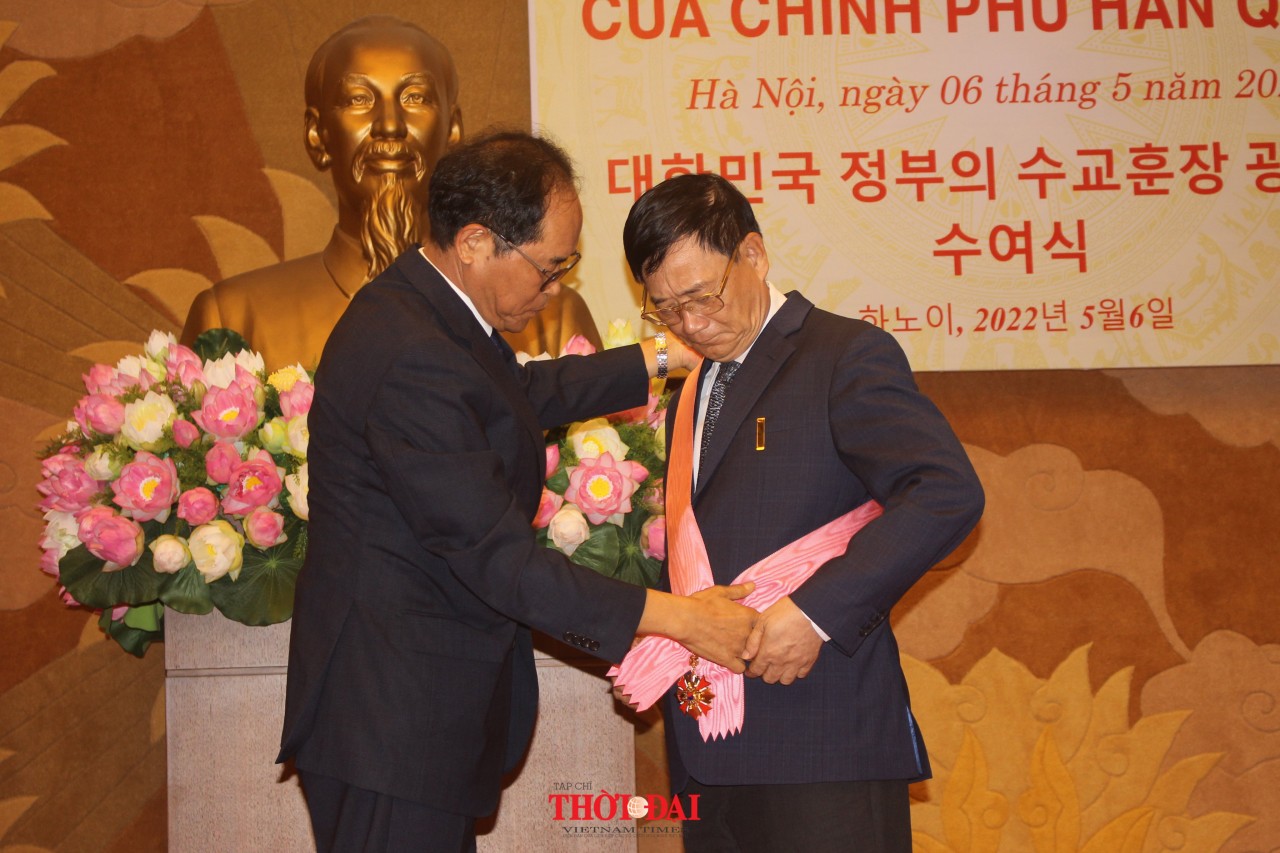Đại sứ Đặc mệnh toàn quyền Hàn Quốc tại Việt Nam Park Noh-wan đã thay mặt Chính phủ Hàn Quốc trao tặng Huân chương Quang Hoa cho ông Trần Văn Túy