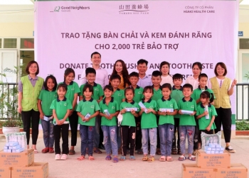 GNI tặng bàn chải và kem đánh răng cho 2.000 trẻ em tại Sơn Dương (Tuyên Quang)