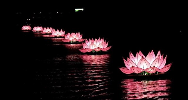 7 hoa sen được thắp sáng lung linh trên dòng Hương. Ảnh: GHPGVN tỉnh Thừa Thiên Huế