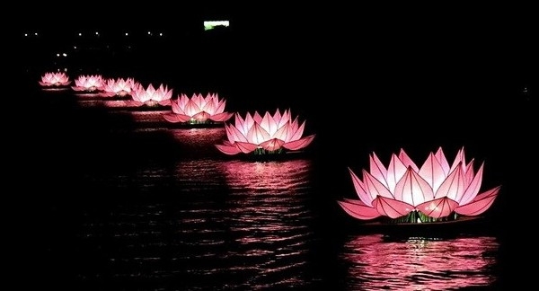 Thắp sáng 7 đóa sen trên sông Hương chào mừng Đại lễ Phật đản