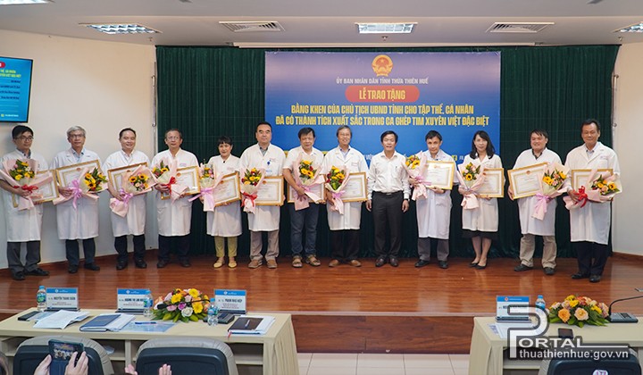 Chủ tịch UBND tỉnh Nguyễn Văn Phương tặng bằng khen cho ê kíp ca ghép tim xuyên Việt đặc biệt