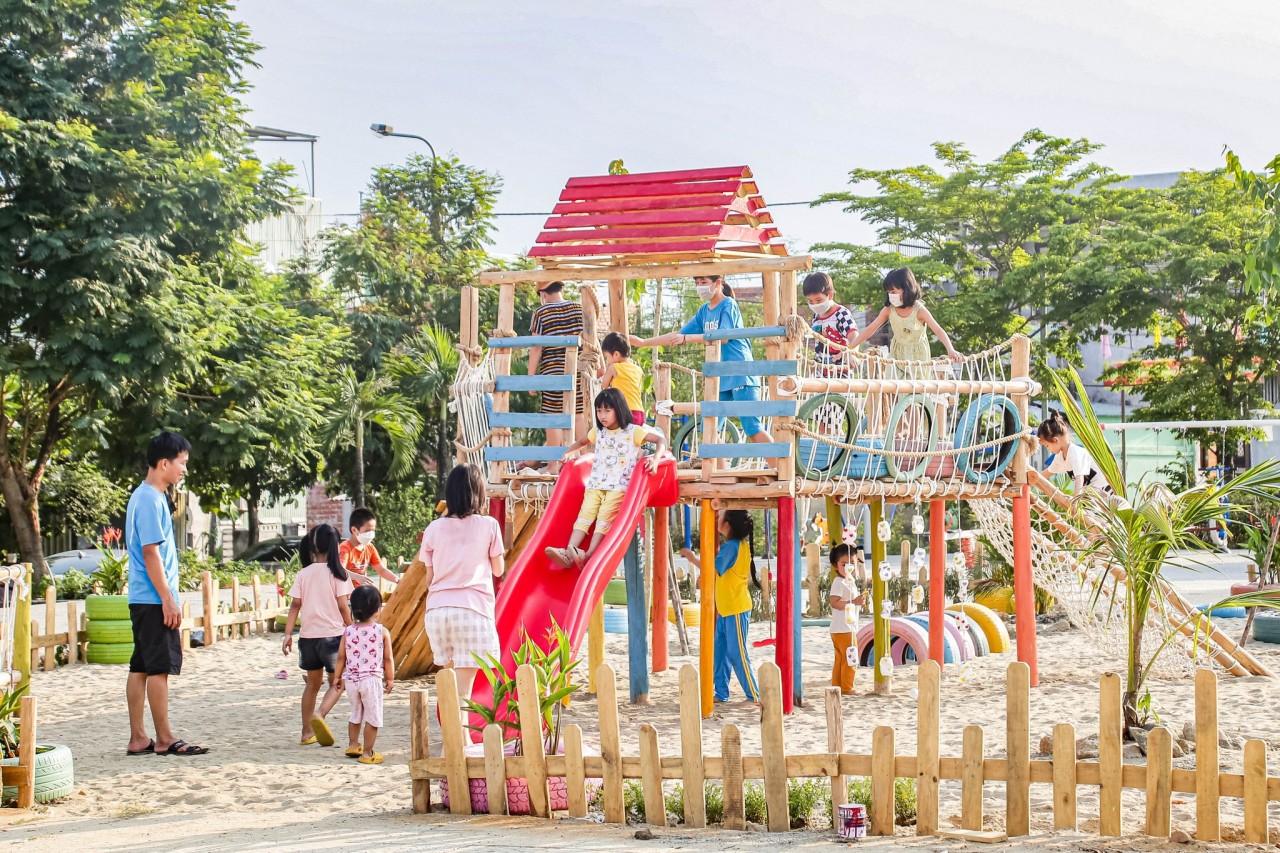  Trẻ em đang vui chơi tại một sân chơi mới do UNICEF hỗ trợ cải tạo ở thành phố Đà Nẵng,