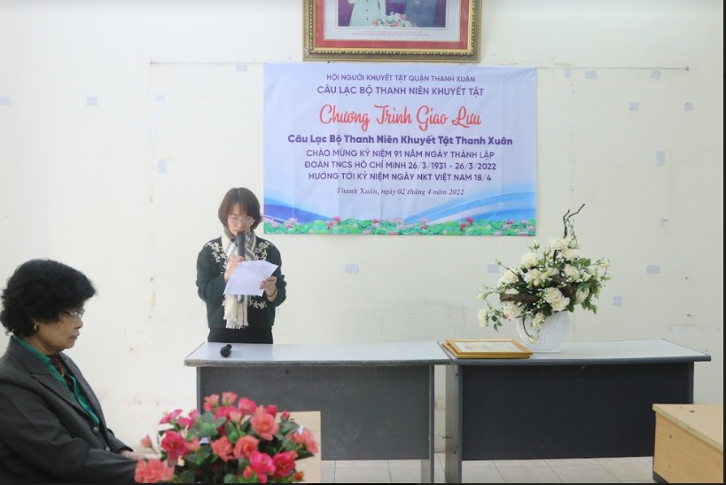 Chị Phạm Thu Trang phát biểu trong một chương trình giao lưu. Ảnh: NVCC