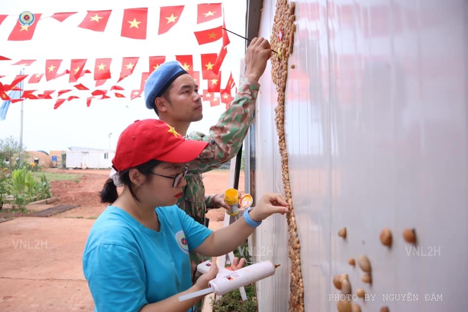 những hòn sỏi vô tri nhặt từ thủ đô Juba để làm thành hình bản đồ Việt Nam thân yêu ngay lối đi chính vào bệnh viện