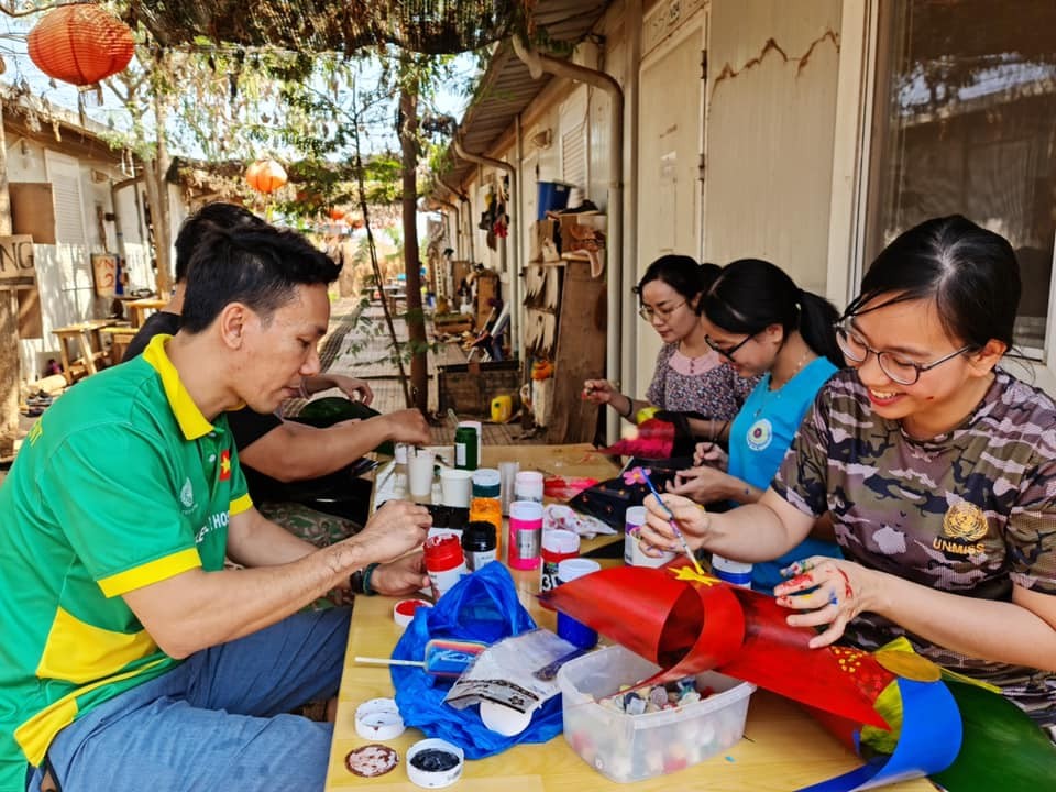 Những chiếc chong chóng từ vật liệu tái chế với các hình vẽ ý nghĩa, sống động. Ảnh: BVDC 2.3.