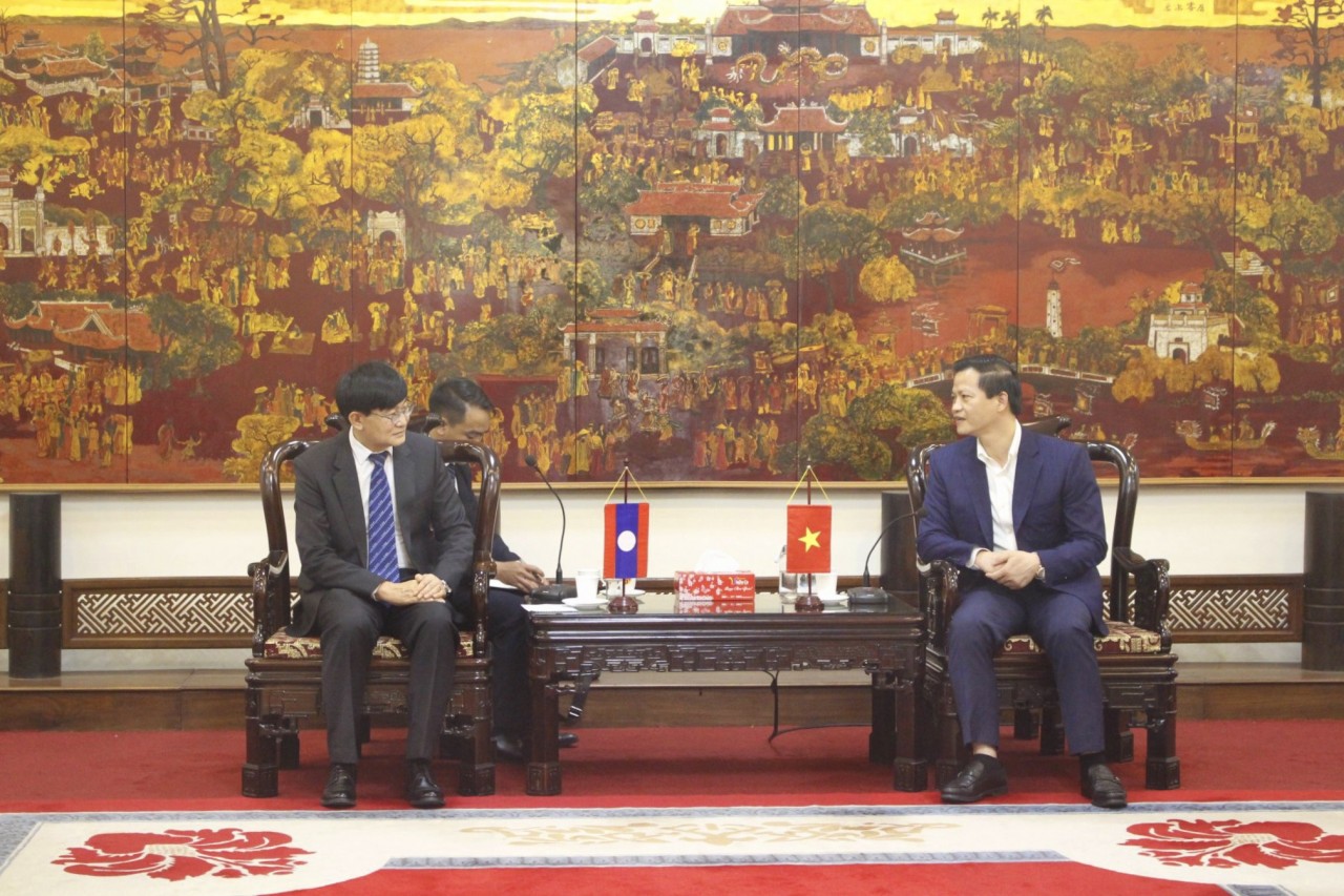 Phó Chủ tịch Thường trực UBND tỉnh Vương Quốc Tuấn trao đổi với Bộ trưởng Bộ Giáo dục và Thể thao Lào Phout Simmalavong. Ảnh: Trần Hạnh