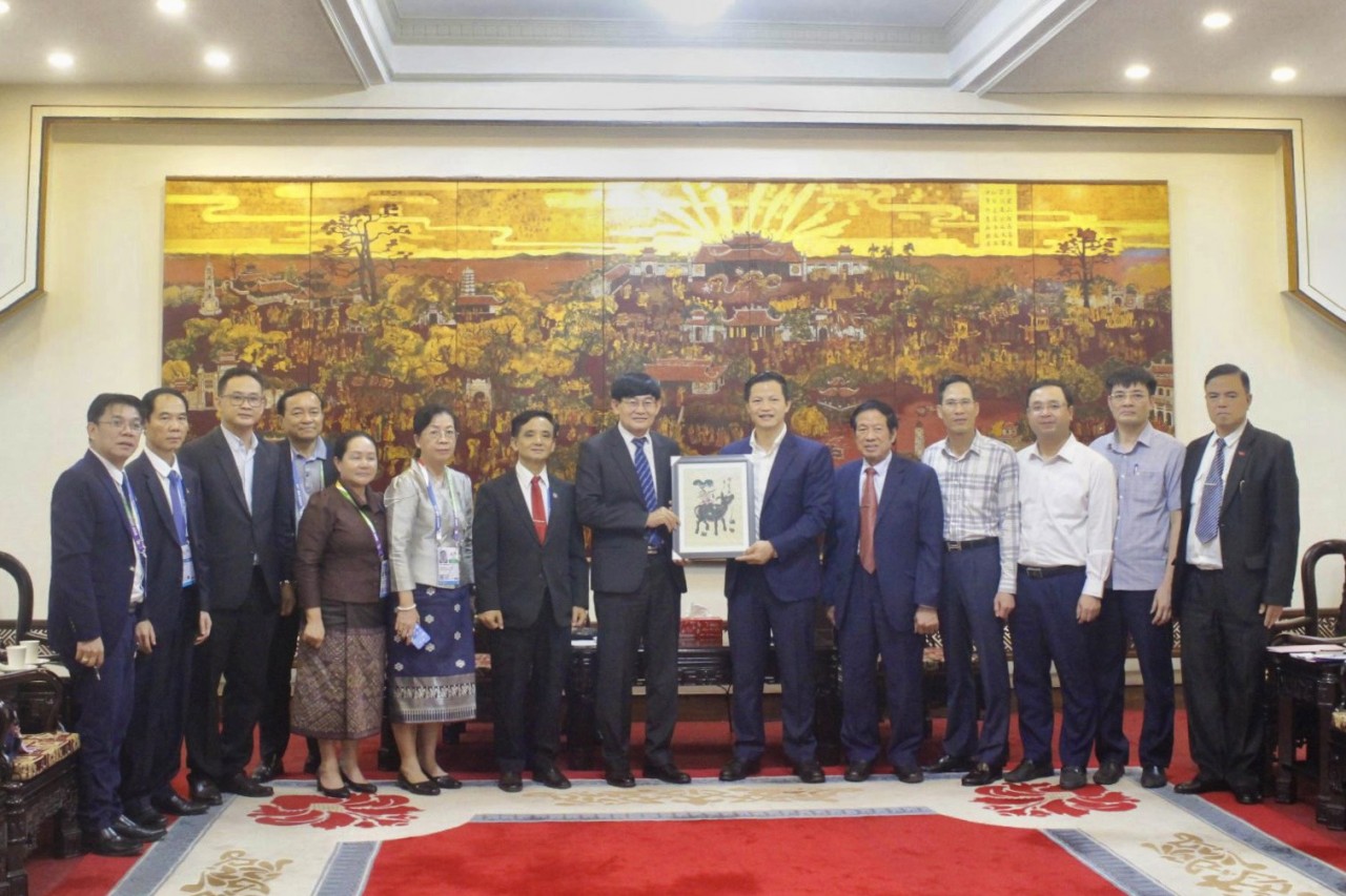 Phó Chủ tịch Thường trực UBND tỉnh Vương Quốc Tuấn tặng tranh dân gian Đông Hồ cho Bộ trưởng Bộ Giáo dục và Thể thao Lào.