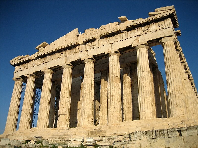 Đền Parthenon, một ngôi đền được xây dựng cho nữ thần Athena nằm trên khu vực Acropolis ở Athens, là một trong những biểu tượng tiêu biểu nhất cho văn hóa và sự tài hoa của người Hy Lạp cổ đại.