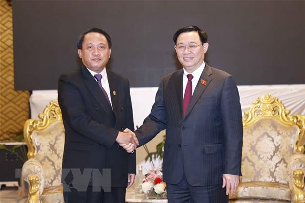 Chủ tịch Quốc hội Vương Đình Huệ tiếp ông Bounchom Ubonpaseuth, Bộ trưởng Bộ Tài chính Lào. (Ảnh: Doãn Tấn/TTXVN)