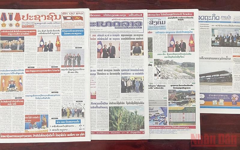 Các báo lớn của Lào ngày 16/5 đăng nhiều bài viết về hoạt động của Chủ tịch Quốc hội Vương Đình Huệ tại Lào. Ảnh: Duy Toàn.