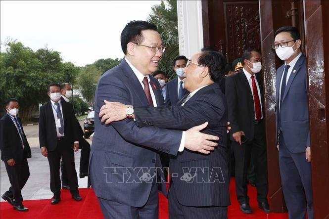 Chủ tịch Quốc hội Vương Đình Huệ hội kiến Thủ tướng Lào Phankham Viphavanh. Ảnh: Doãn Tấn/ TTXVN