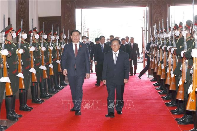 Thủ tướng Lào Phankham Viphavanh và Chủ tịch Quốc hội Vương Đình Huệ. Ảnh: Doãn Tấn/TTXVN