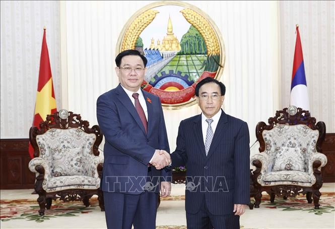 Chủ tịch Quốc hội Vương Đình Huệ bắt tay Thủ tướng Lào Phankham Viphavanh. Ảnh: Doãn Tấn/TTXVN.