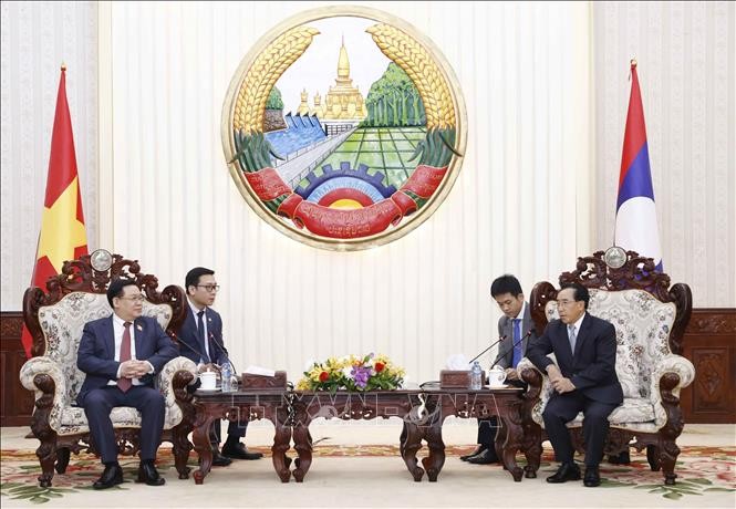 Chủ tịch Quốc hội Vương Đình Huệ hội kiến với Thủ tướng Lào Phankham Viphavanh. Ảnh: Doãn Tấn/TTXVN.