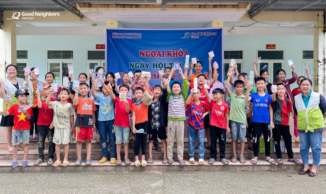 Ngày hội tái chế với chủ đề “Rác thải và tái chế rác thải” tại huyện Tân Lạc, tỉnh Hòa Bình. Ảnh: GNI Ngày hội tái chế với chủ đề “Rác thải và tái chế rác thải” tại huyện Tân Lạc, tỉnh Hòa Bình. Ảnh: GNI