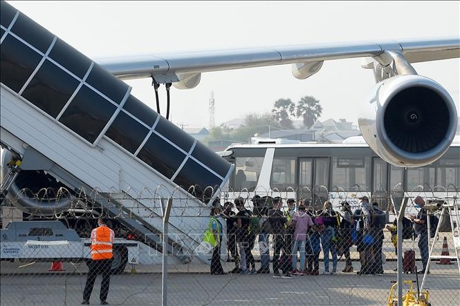 Hành khách tại sân bay quốc tế Phnom Penh, Campuchia ngày 3/4/2020. Ảnh tư liệu: AFP/TTXVN.