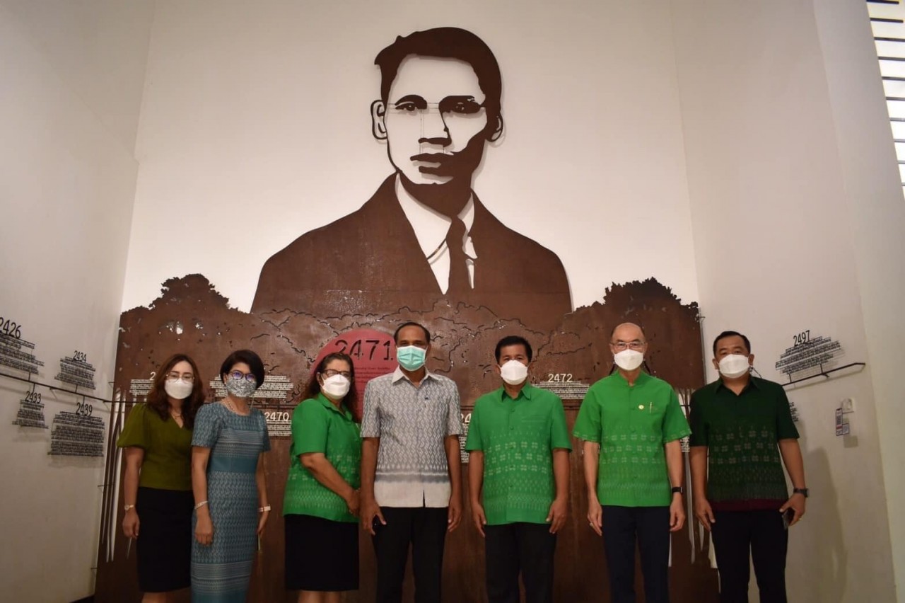 Ban quản lý bảo tàng Bản Đông Hồ Chí Minh là những người Thái địa phương