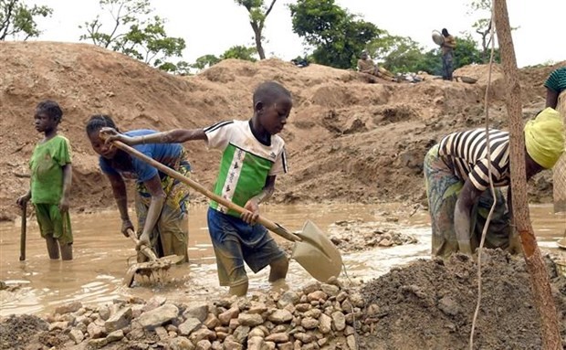 Trẻ em làm việc tại một mỏ vàng ở Gam, Cộng hòa Trung Phi. Ảnh: AFP/TTXVN.