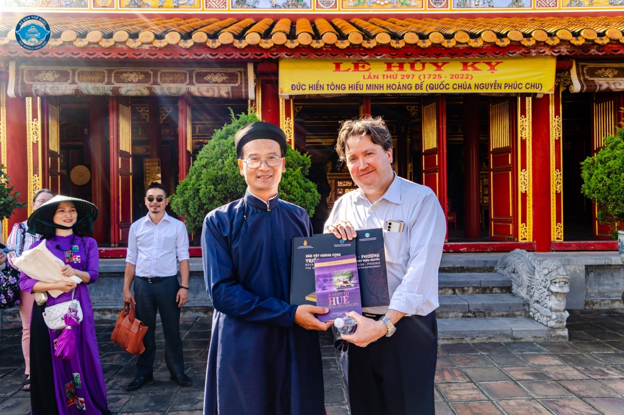 Ông Hoàng Việt Trung tặng Đại sứ Marc E. Knapper các bộ sách về Triều Nguyễn. Ảnh: Trung tâm Bảo tồn Di tích Cố đô Huế.